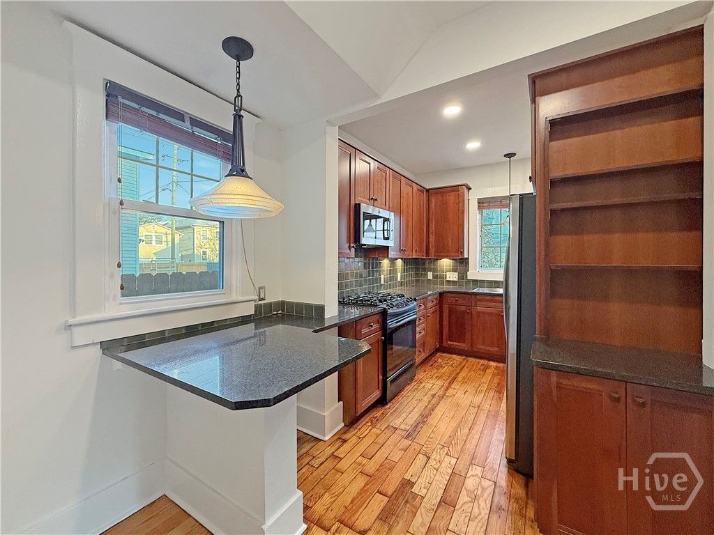 Image 11 of property listing at 806 Maupas Avenue, Savannah, GA 31401