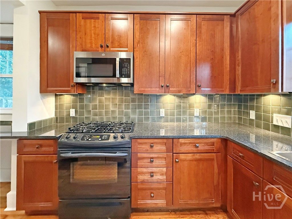 Image 13 of property listing at 806 Maupas Avenue, Savannah, GA 31401