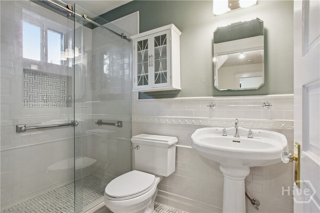 Image 18 of property listing at 806 Maupas Avenue, Savannah, GA 31401