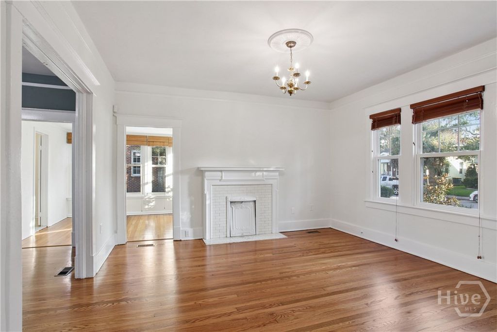 Image 7 of property listing at 806 Maupas Avenue, Savannah, GA 31401