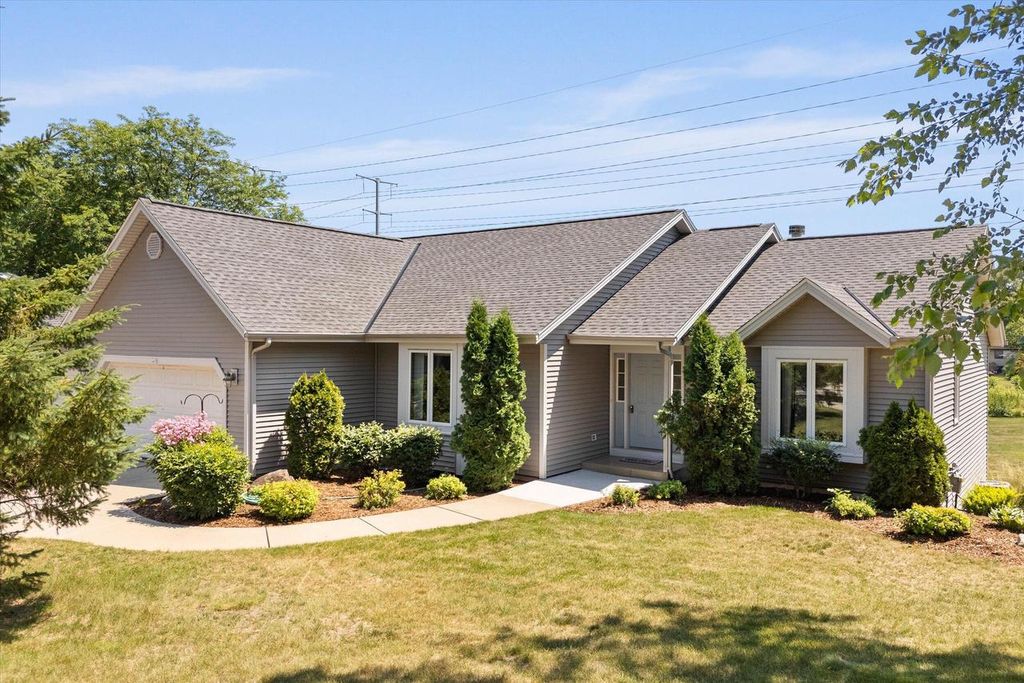 647 W Briarknoll COURT, Saukville, WI 53080