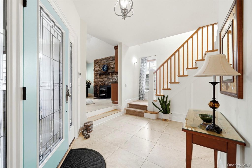 19 Judith Place, East Islip, NY 11730 — photo 4