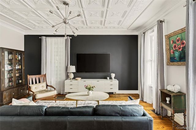 19 8th Street, Hudson, NY 12534