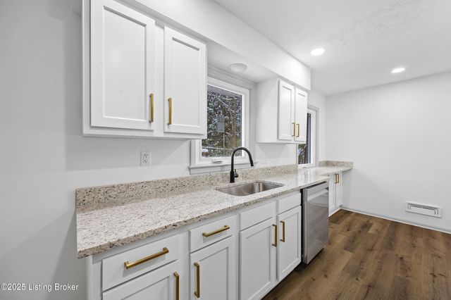 8912 Michael Edward Dr, Louisville, KY 40291