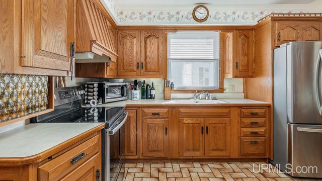 517 S 9th Street, Escanaba, MI 49829