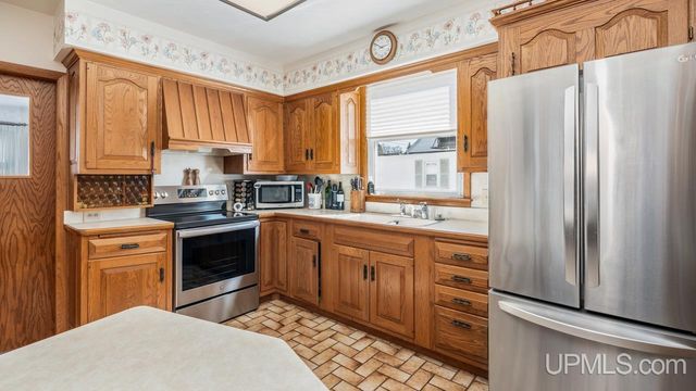 517 S 9th Street, Escanaba, MI 49829