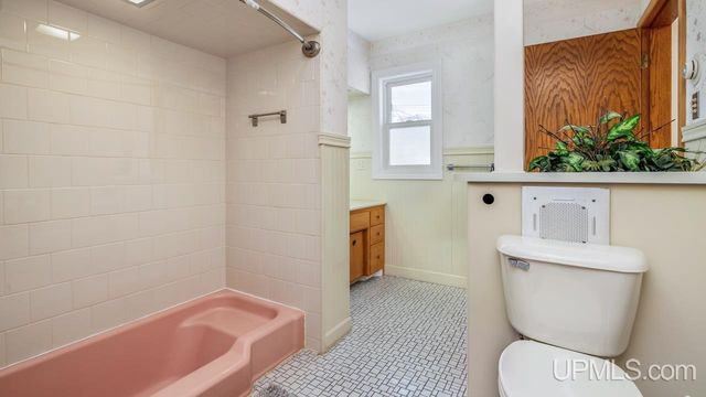 517 S 9th Street, Escanaba, MI 49829