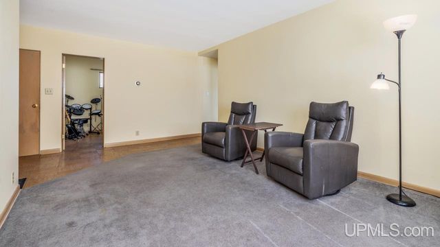 517 S 9th Street, Escanaba, MI 49829