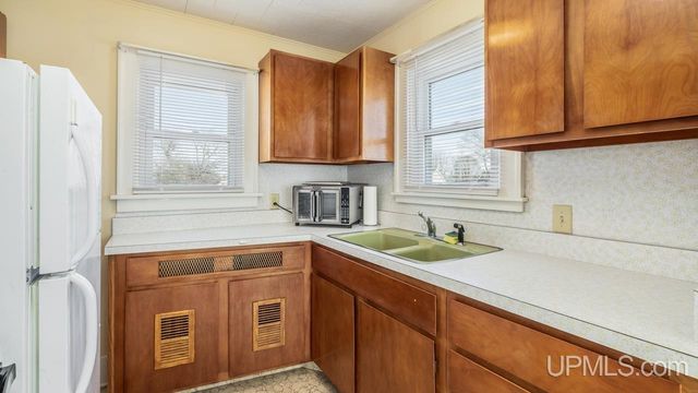 517 S 9th Street, Escanaba, MI 49829