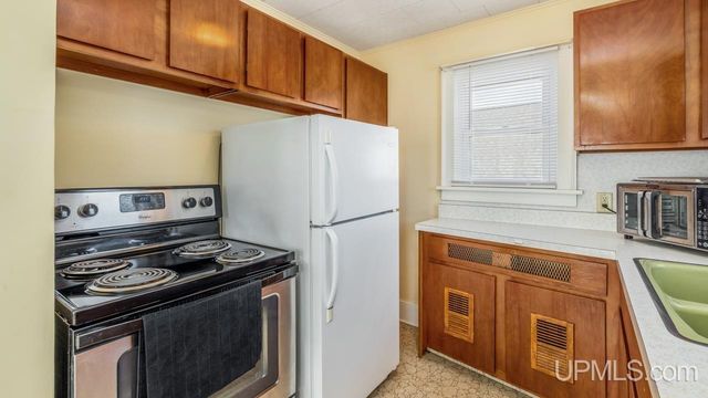 517 S 9th Street, Escanaba, MI 49829