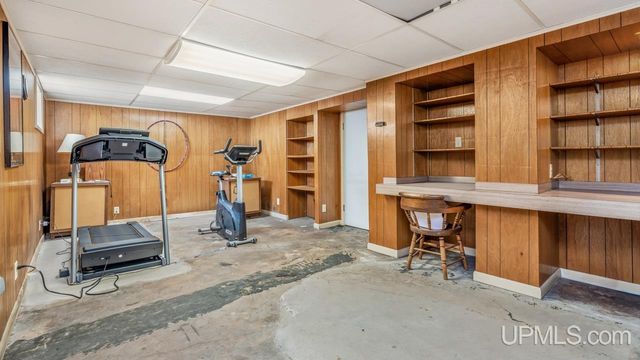 517 S 9th Street, Escanaba, MI 49829