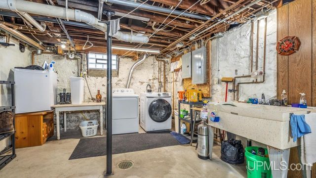 517 S 9th Street, Escanaba, MI 49829