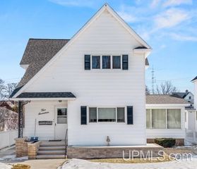 517 S 9th Street, Escanaba, MI 49829