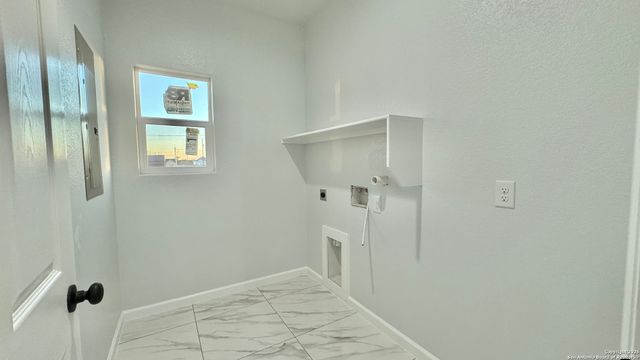 17114 Laguna Seca Dr, Atascosa, TX 78002