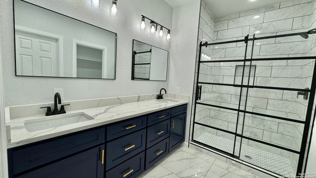 17114 Laguna Seca Dr, Atascosa, TX 78002