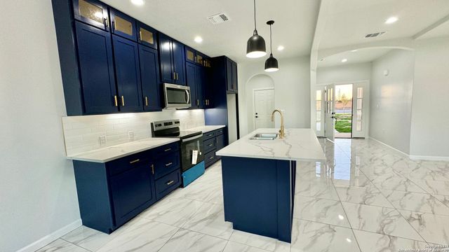 17114 Laguna Seca Dr, Atascosa, TX 78002