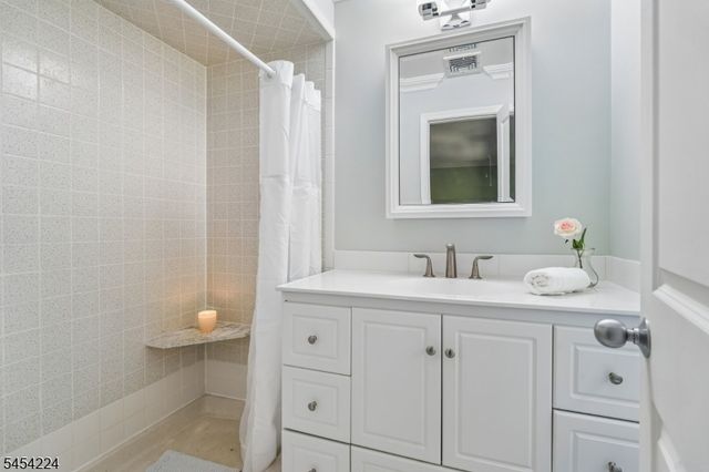 15 Sugar Hill Rd, Kinnelon Boro, NJ 07405