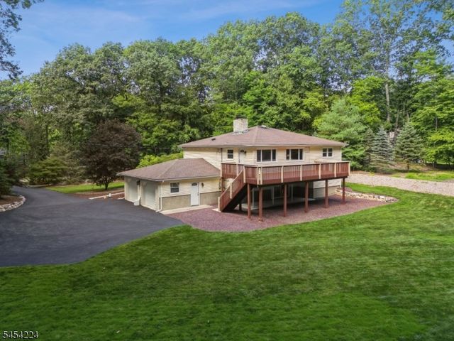 15 Sugar Hill Rd, Kinnelon Boro, NJ 07405