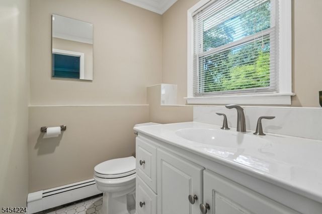 15 Sugar Hill Rd, Kinnelon Boro, NJ 07405