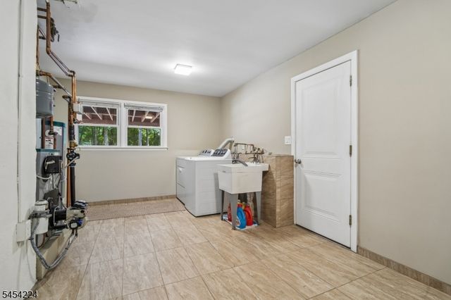 15 Sugar Hill Rd, Kinnelon Boro, NJ 07405