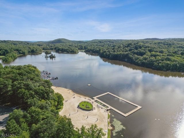 15 Sugar Hill Rd, Kinnelon Boro, NJ 07405
