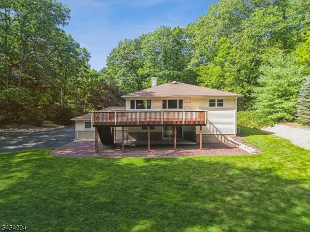 15 Sugar Hill Rd, Kinnelon Boro, NJ 07405
