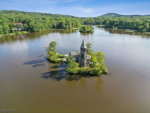 15 Sugar Hill Rd, Kinnelon Boro, NJ 07405