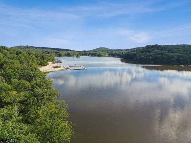 15 Sugar Hill Rd, Kinnelon Boro, NJ 07405