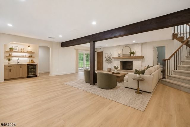 15 Sugar Hill Rd, Kinnelon Boro, NJ 07405