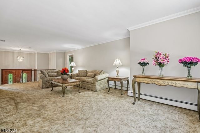 15 Sugar Hill Rd, Kinnelon Boro, NJ 07405
