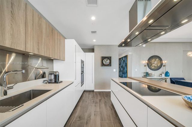 1000 Brickell Plz PH5807, Miami, FL 33131