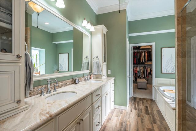 700 Red Oak Lane, Friendswood, TX 77546