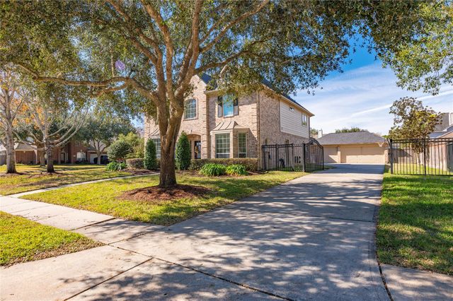 700 Red Oak Lane, Friendswood, TX 77546