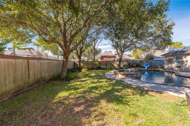 700 Red Oak Lane, Friendswood, TX 77546