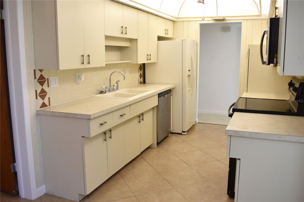 Image 13 of property listing at 3602 17TH AVENUE W, Bradenton, FL 34205