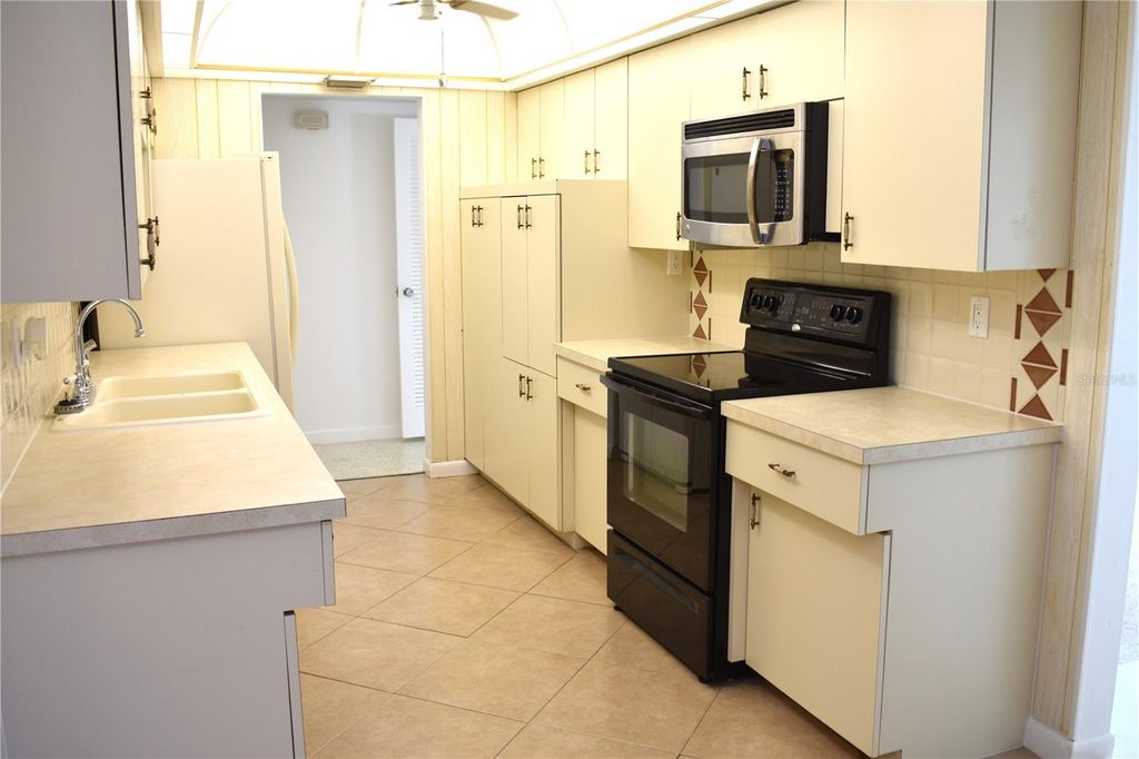 Image 14 of property listing at 3602 17TH AVENUE W, Bradenton, FL 34205