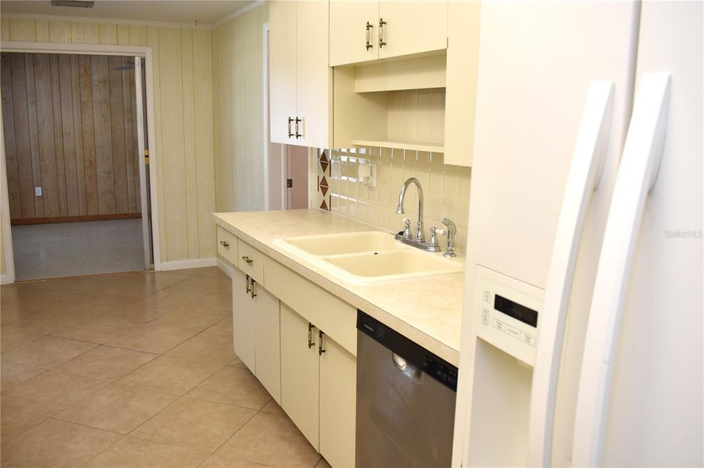 Image 15 of property listing at 3602 17TH AVENUE W, Bradenton, FL 34205