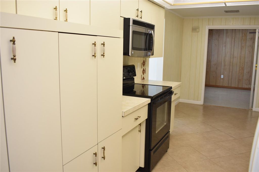 Image 16 of property listing at 3602 17TH AVENUE W, Bradenton, FL 34205