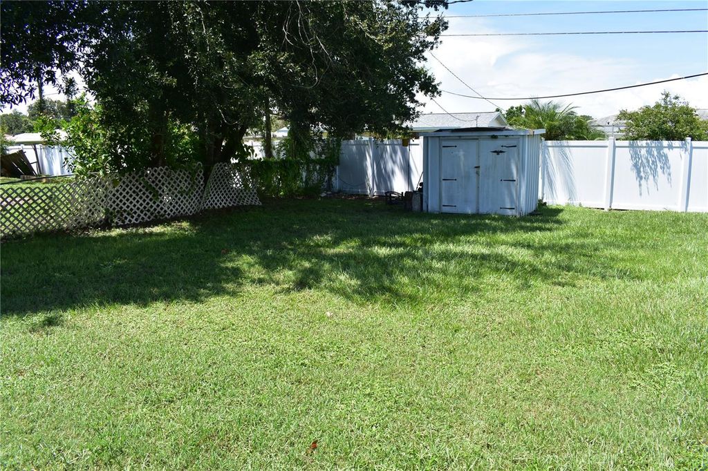 Image 5 of property listing at 3602 17TH AVENUE W, Bradenton, FL 34205