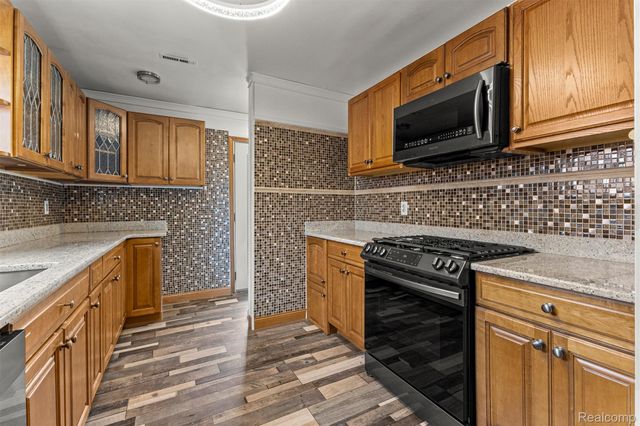 6151 Robindale Avenue, Dearborn Heights, MI 48127