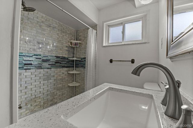 6151 Robindale Avenue, Dearborn Heights, MI 48127