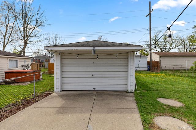 6151 Robindale Avenue, Dearborn Heights, MI 48127