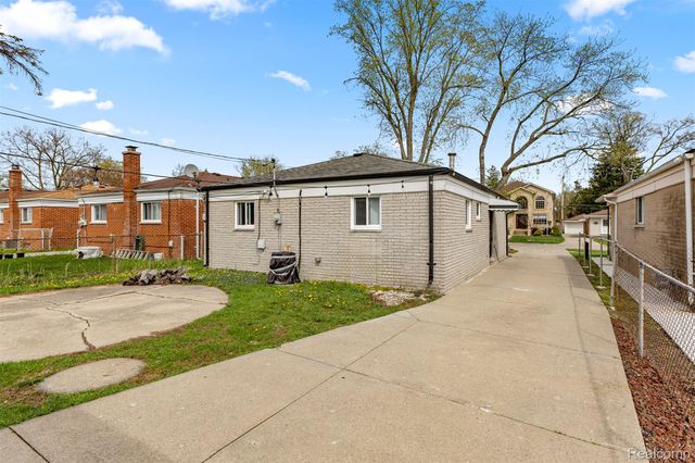 6151 Robindale Avenue, Dearborn Heights, MI 48127