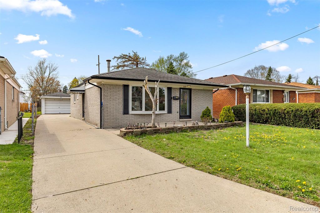 6151 Robindale Avenue, Dearborn Heights, MI 48127