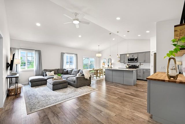 1218 Evergreen DRIVE, Delavan, WI 53115