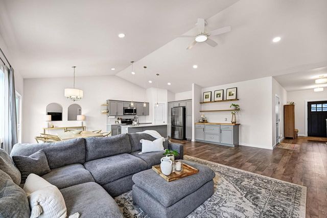 1218 Evergreen DRIVE, Delavan, WI 53115
