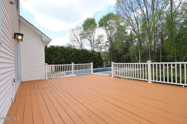 8 Spruce Street, Clifton Park, NY 12065