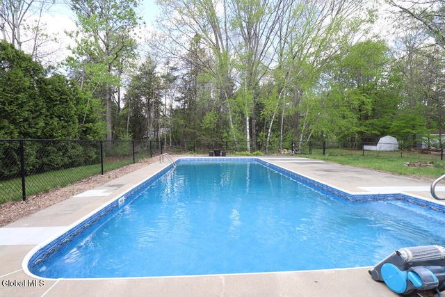 8 Spruce Street, Clifton Park, NY 12065