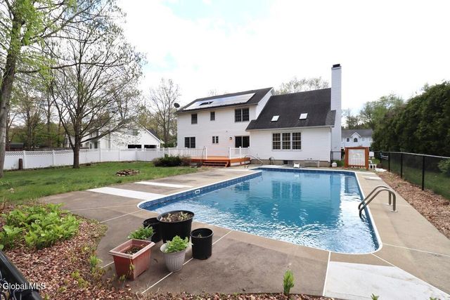 8 Spruce Street, Clifton Park, NY 12065