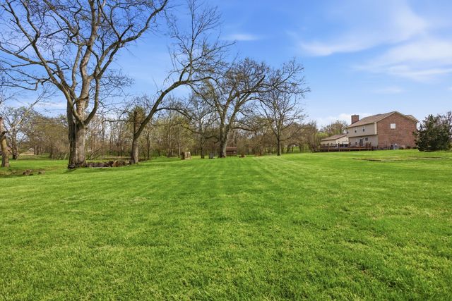 1524 Oak Branch Dr, Columbia, TN 38401